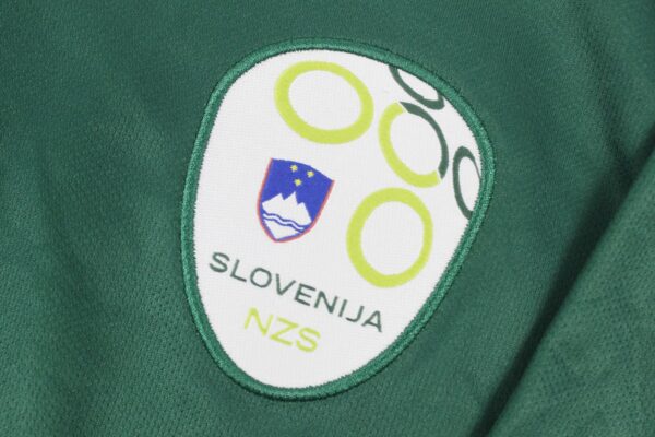 Eslovênia 2016 Away