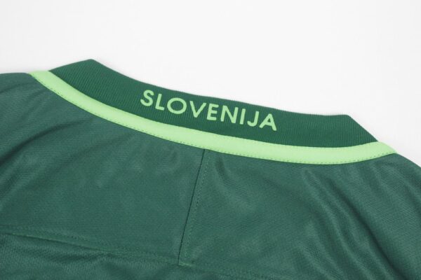 Eslovênia 2016 Away